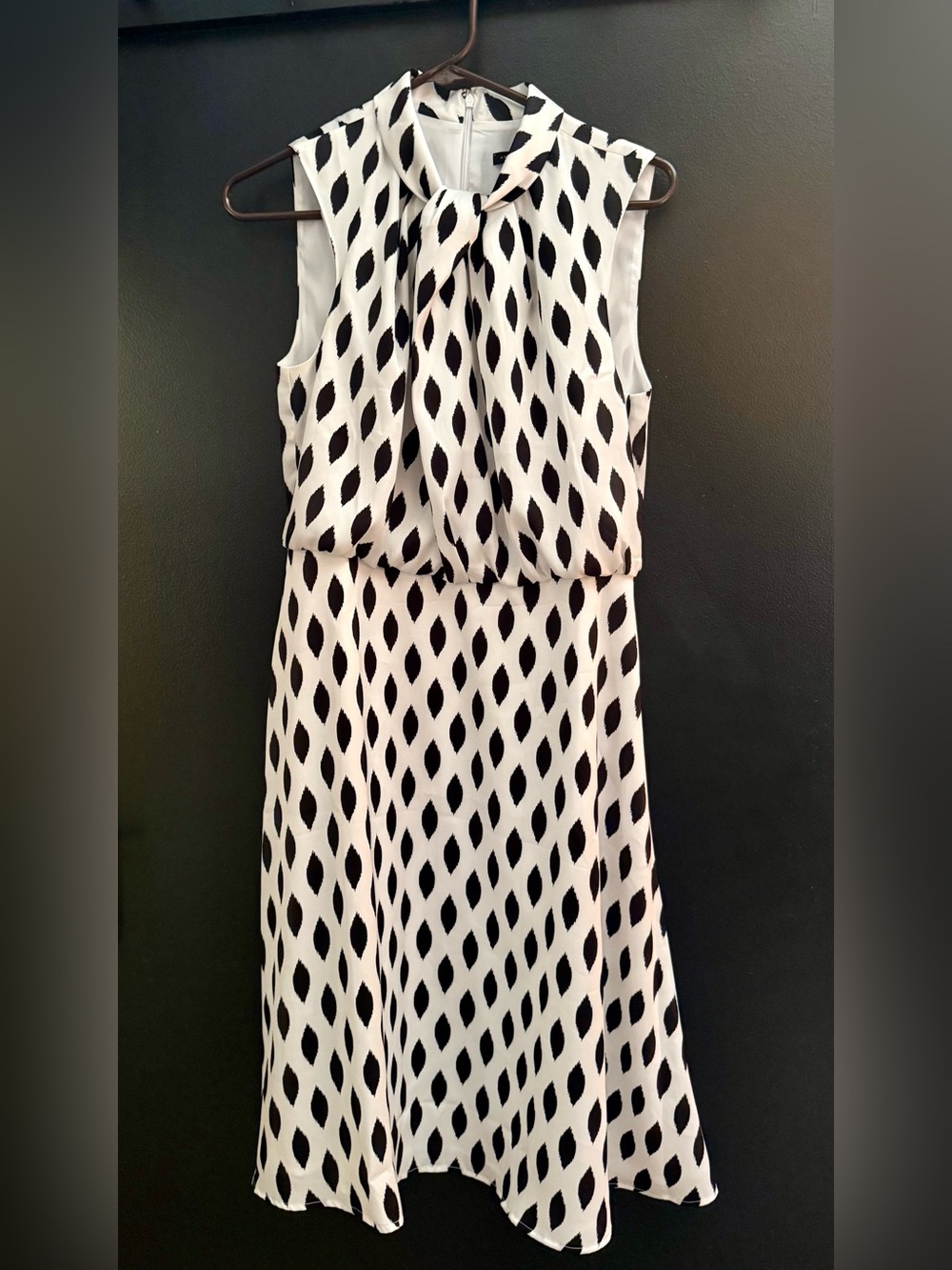 Ann Taylor Black & White Tie-Neck HAlterneck Sleeveless Dress Sz 6 Quiet Luxury